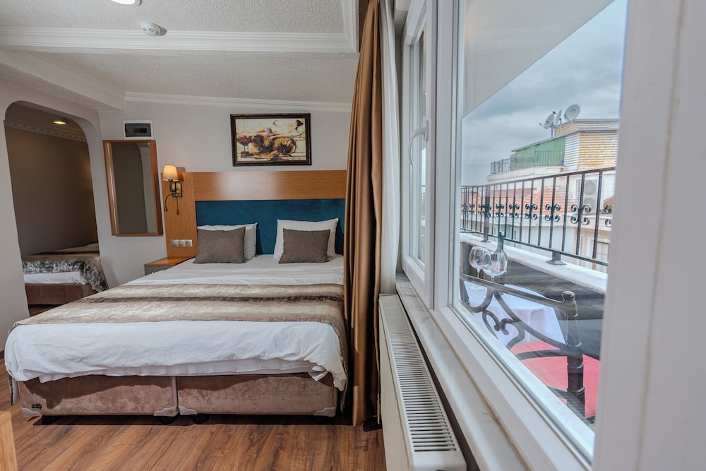 Double Room with Street View and Balcony photo 1