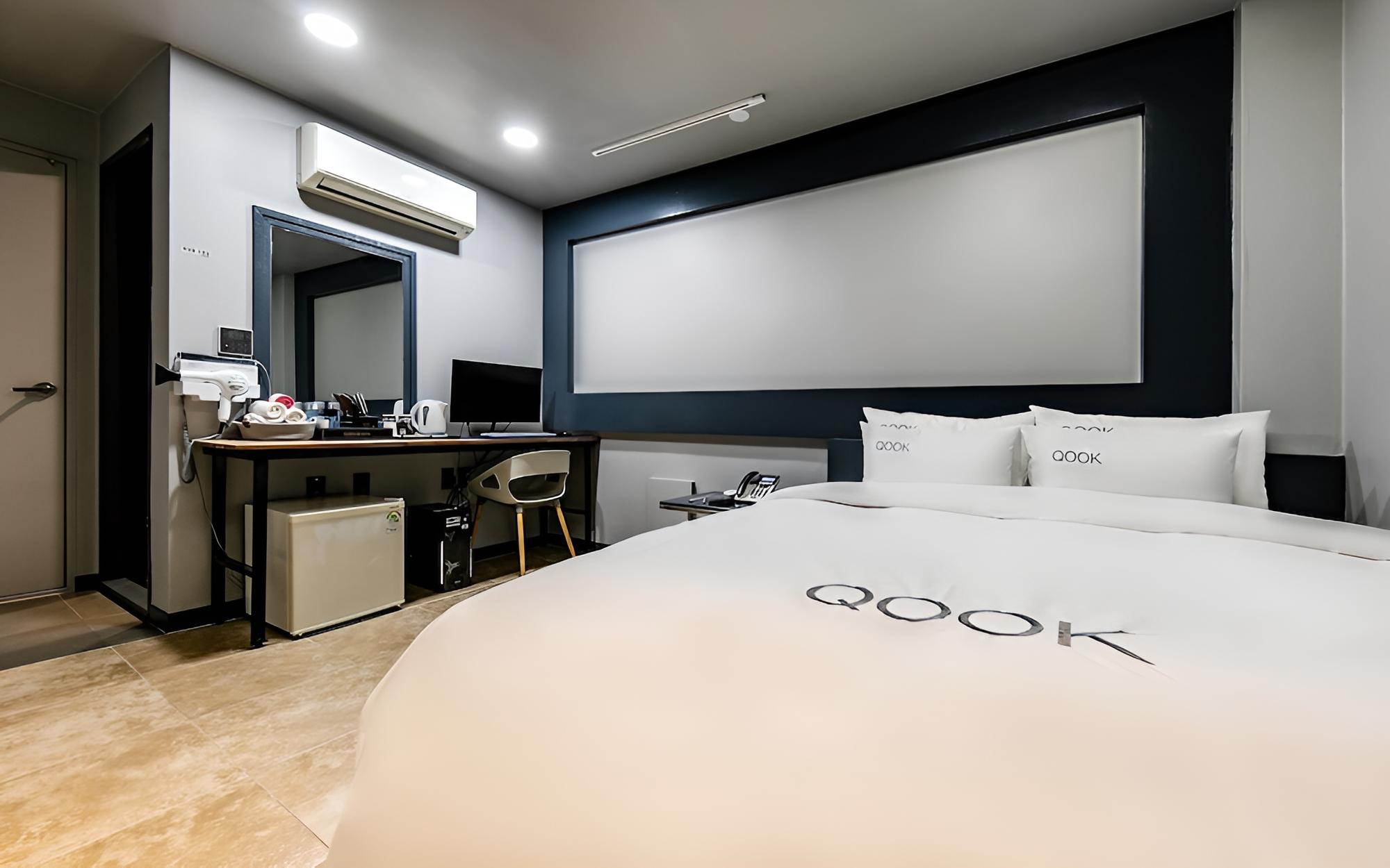 Room (Standard Room (Netflix 65inch TV)) - Photo 2