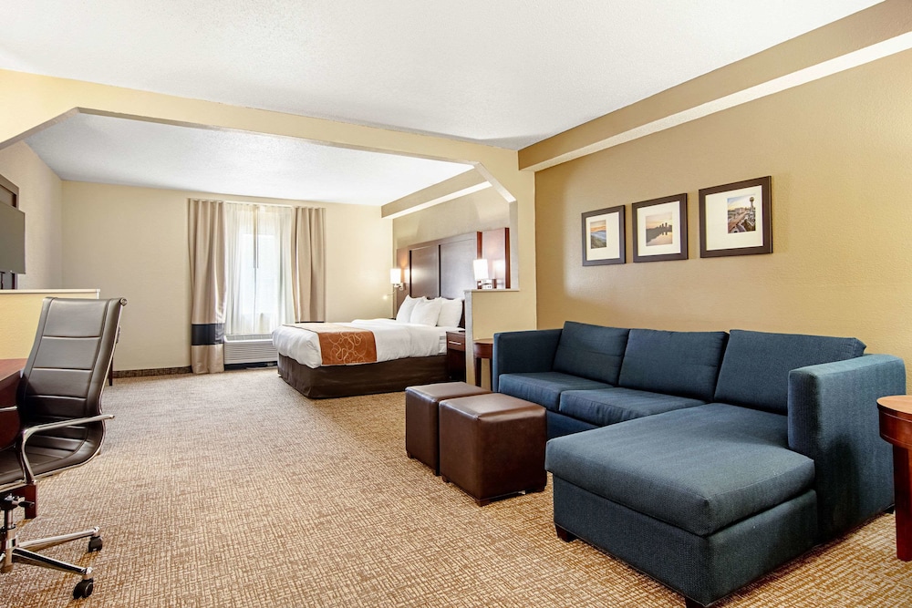 Suite, Multiple Beds, Non Smoking - Photo 8