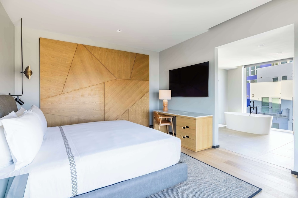 Premium Suite, 1 King Bed, Balcony - Photo 1