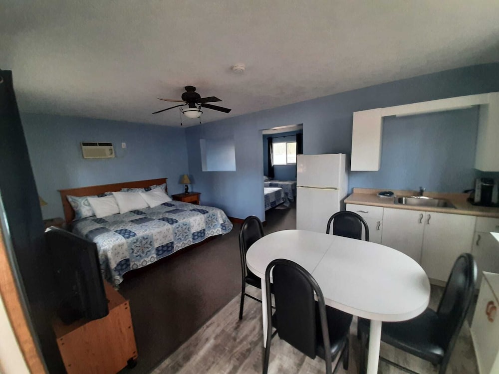Family Room, Kitchenette photo 1