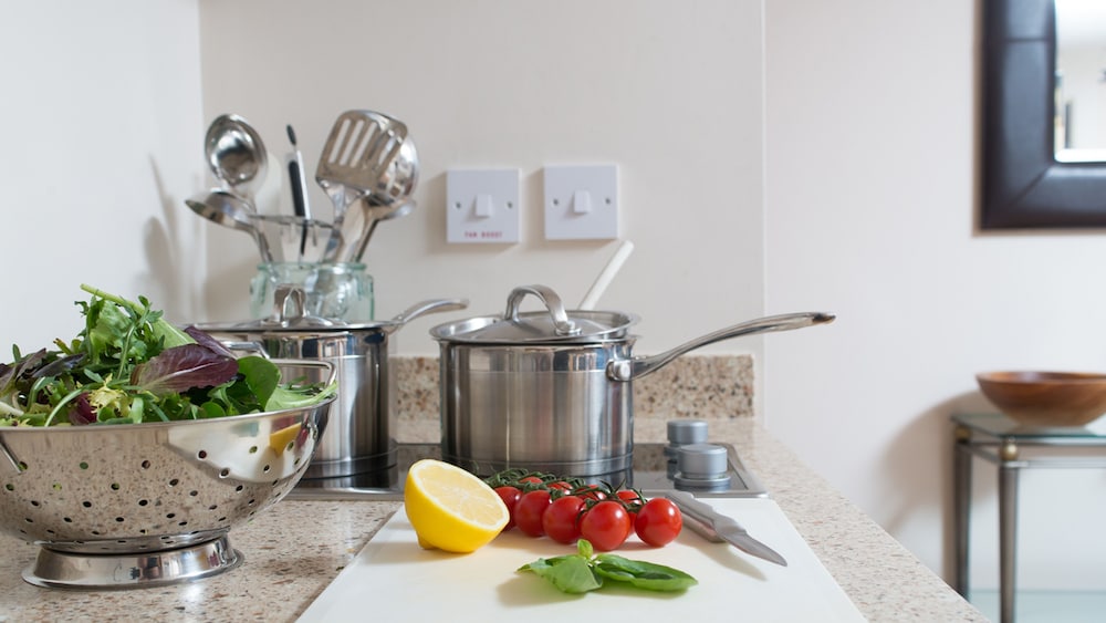 Studio Suite, 1 King Bed, Kitchen - Photo 1