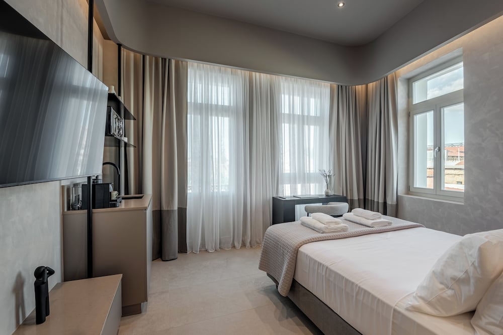 Luxury Suite, 1 Queen Bed, Hot Tub, City View