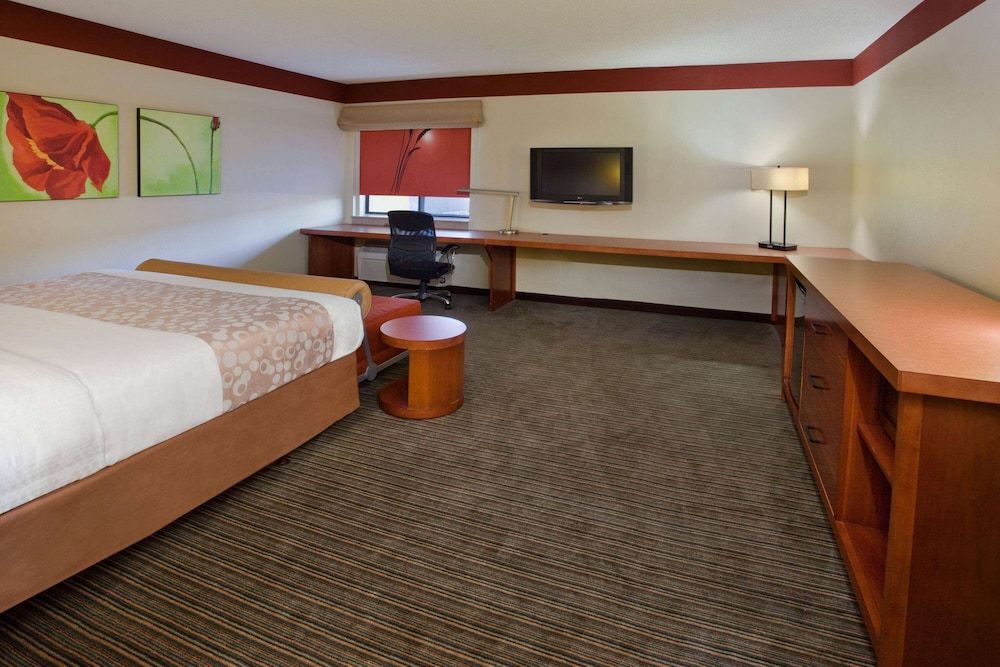 Suite, 1 King Bed, Non Smoking - Photo 2