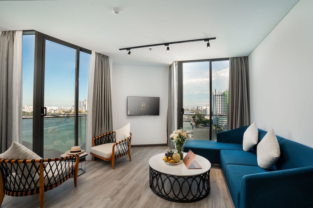 Suite, River View - Photo 1