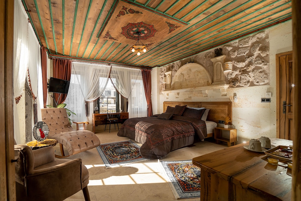Luxury Double Room, 1 King Bed, Non Smoking, Mountain View - Photo 7