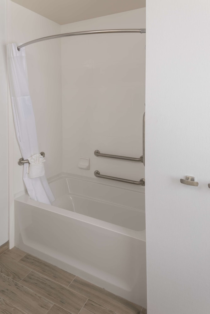 Room, 2 Queen Beds, Accessible, Bathtub - Photo 2