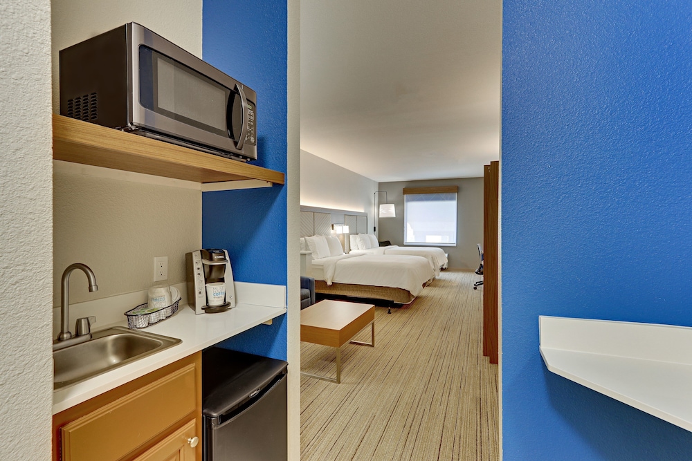Suite, 1 Bedroom (2 Qn, Sofa Bed, Wet Bar) photo 3