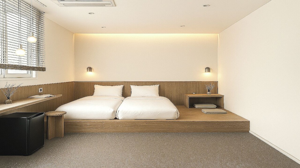 Basic Double or Twin Room, Multiple Beds, Non Smoking, Private Bathroom