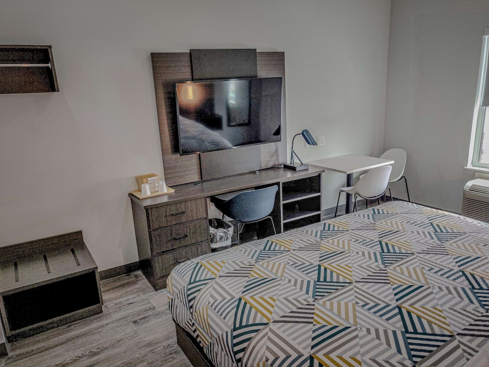 Deluxe Room, 1 King Bed, Non Smoking, Kitchenette - Photo 4