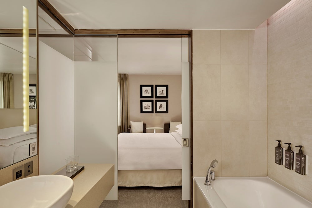 Deluxe Room, 1 King Bed (View) - Photo 10