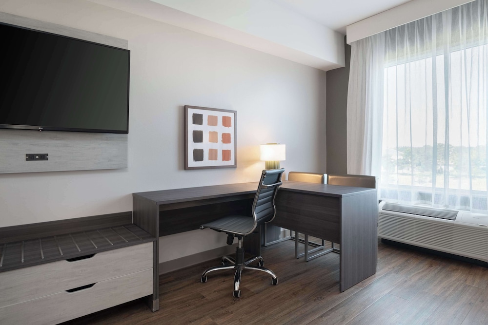 Junior Suite, 1 King Bed, Accessible, Bathtub - Photo 1