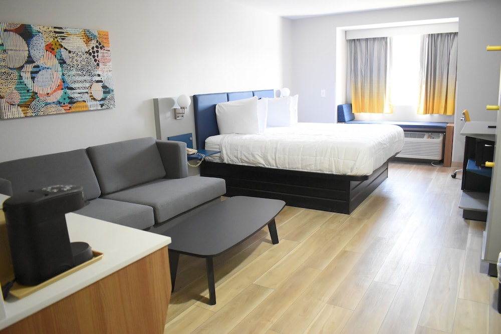 Suite, 1 King Bed, Non Smoking - Photo 3