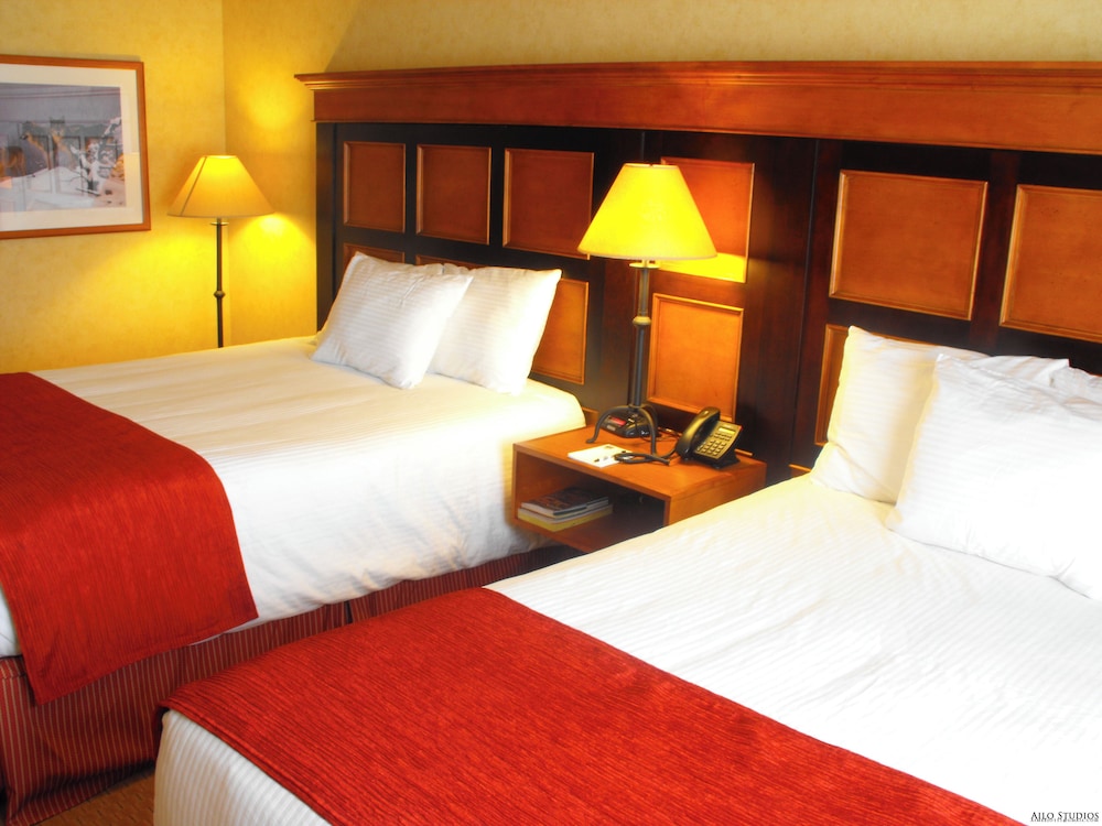 Deluxe Room, 2 Queen Beds, Microwave, Mountain View (Deluxe Double Queen Room)