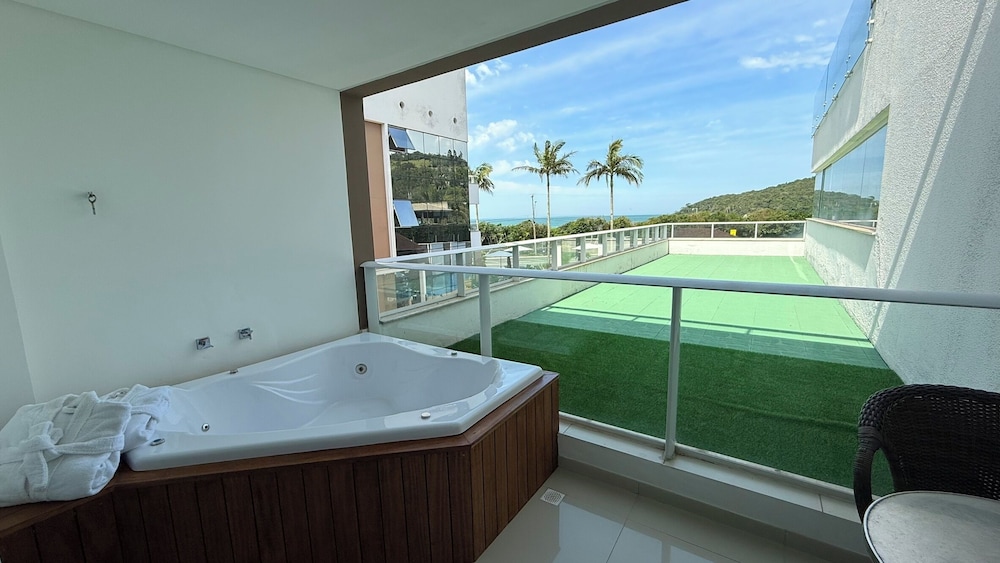 Suite with King-size bed and  Bathtub photo 3