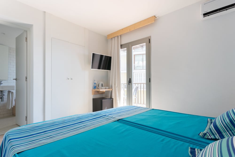 Standard Room, 1 Double Bed, Balcony, Partial Ocean View photo 2