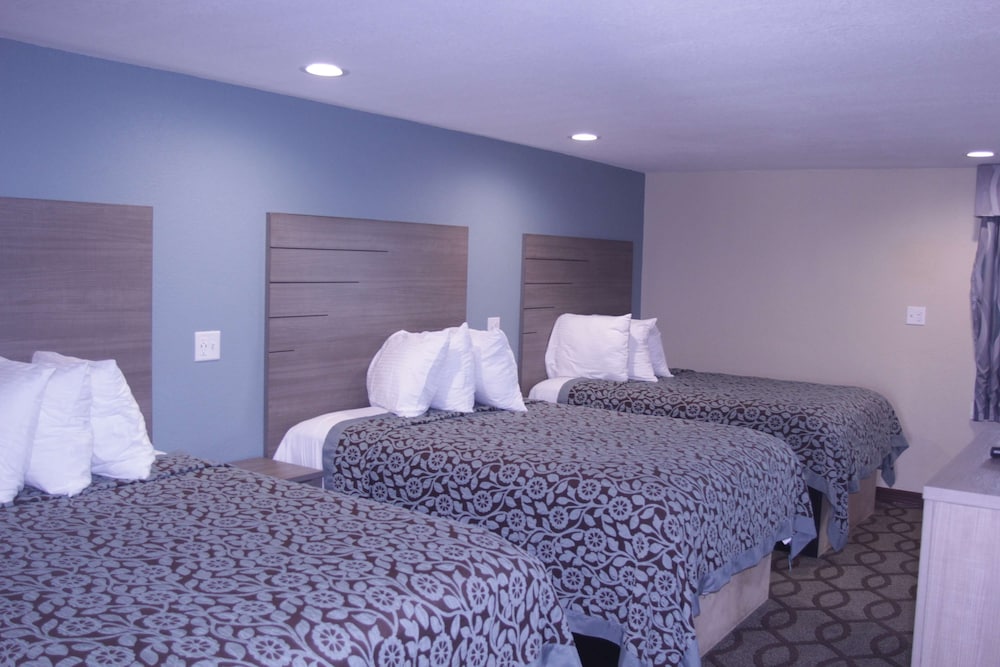 Room, 3 Double Beds, Non-Smoking, Kitchenette - Photo 1
