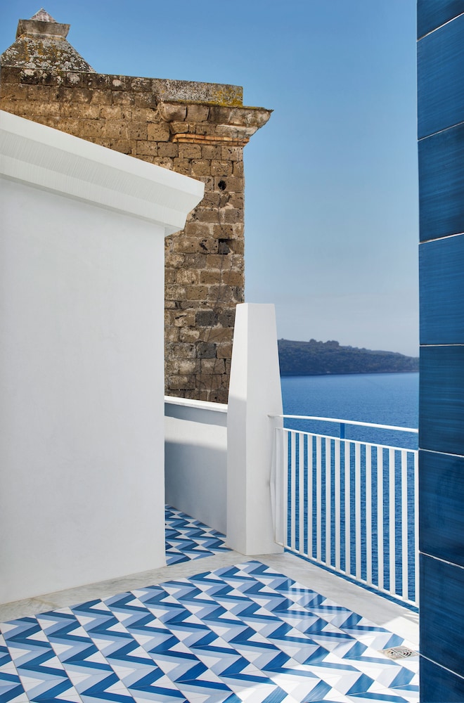Suite, Sea View - Photo 3