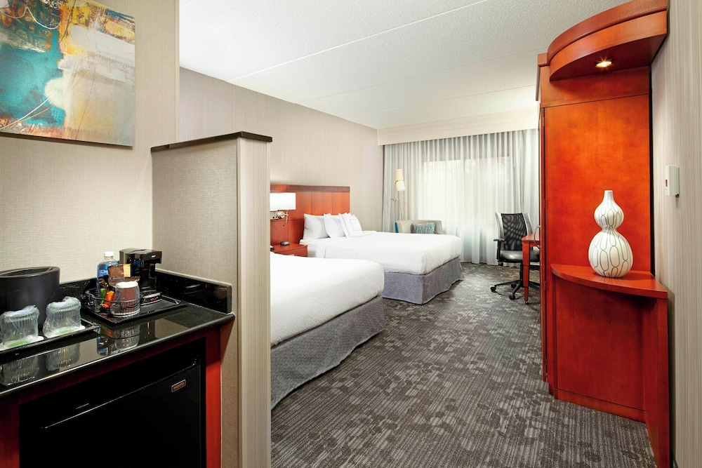 Room, 2 Queen Beds (Mobility/Hearing Accessible, Tub) - Photo 1
