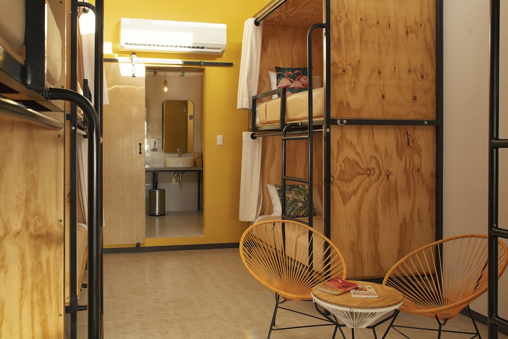 Bett in einem gemischten 8-Bett-Zimmer