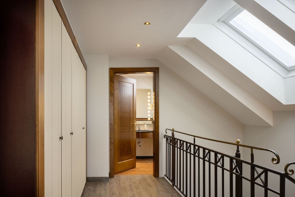 Suite, 1 King Bed with Sofa bed, Garden View (Balcony) - Photo 3