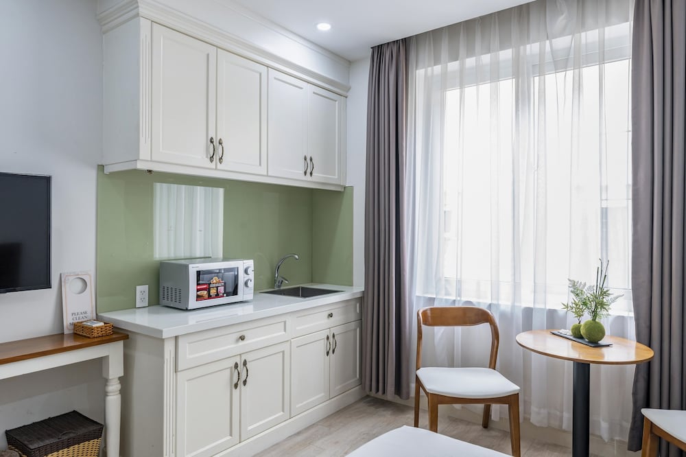 Studio, 1 Queen Bed, Kitchen photo 2