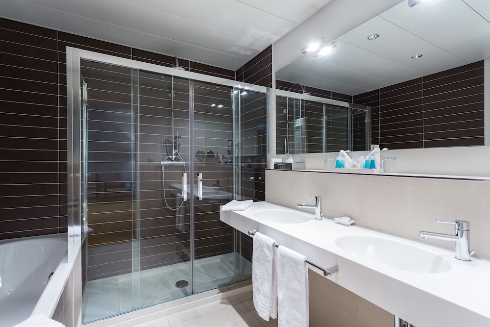 Deluxe Double or Twin Room, 1 Bedroom, Balcony - Photo 4