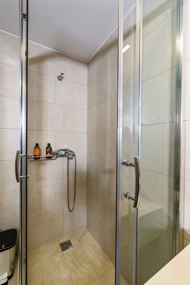 Basic Apartment - Photo 6