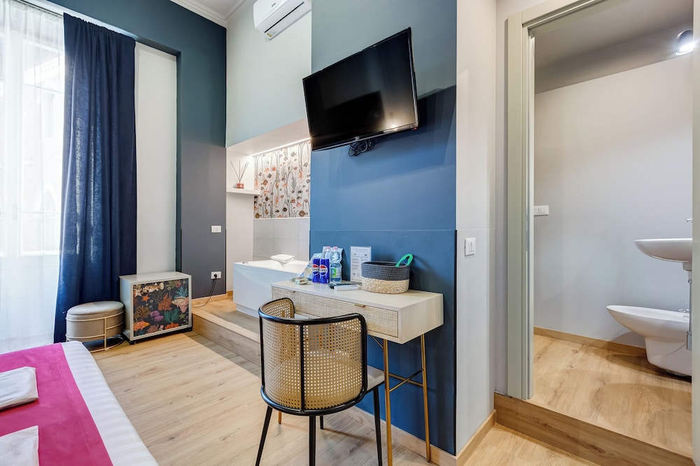 Premium Triple Room, 1 Queen Bed with Sofa bed, Bathtub, City View photo 3