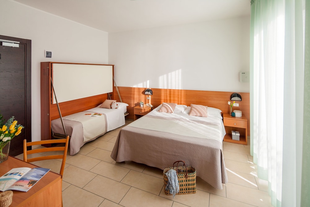 Standard Triple Room, Balcony, Sea View photo 2