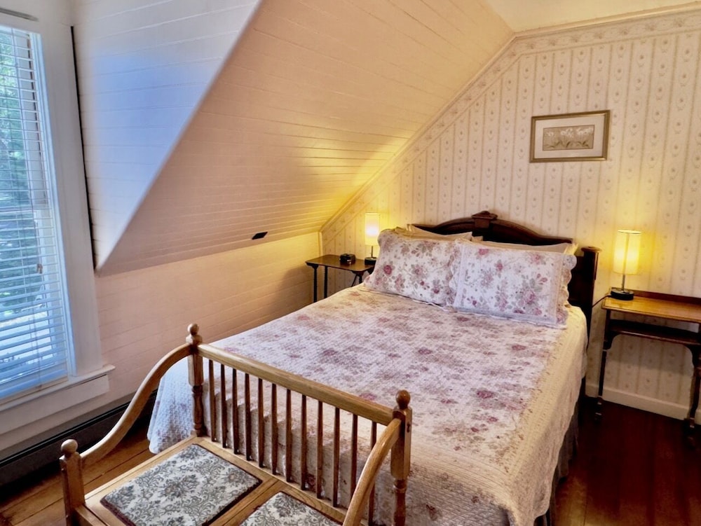 McKenzie B Room, 1 Queen Bed, Shared Bathroom