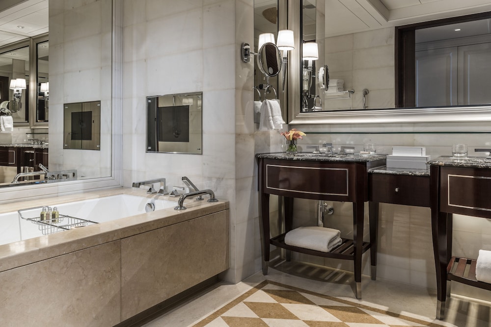 Four Seasons, Room - Photo 4