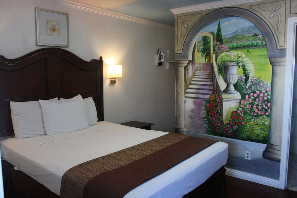 Basic Room, 1 Queen Bed photo 1