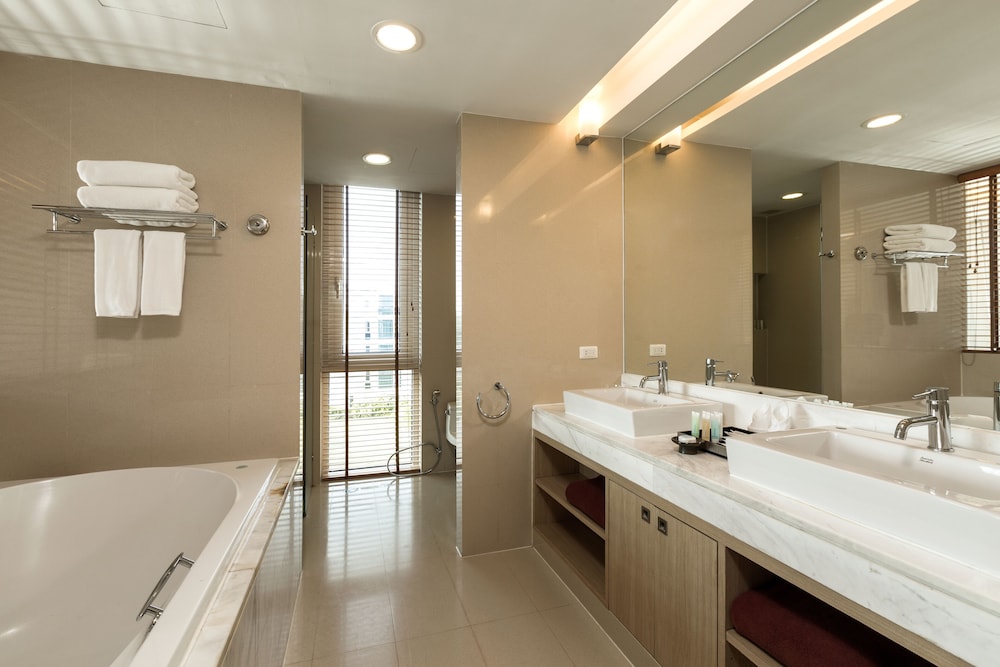 4 Bedroom Penthouse Pool Suite with Kitchen photo 2