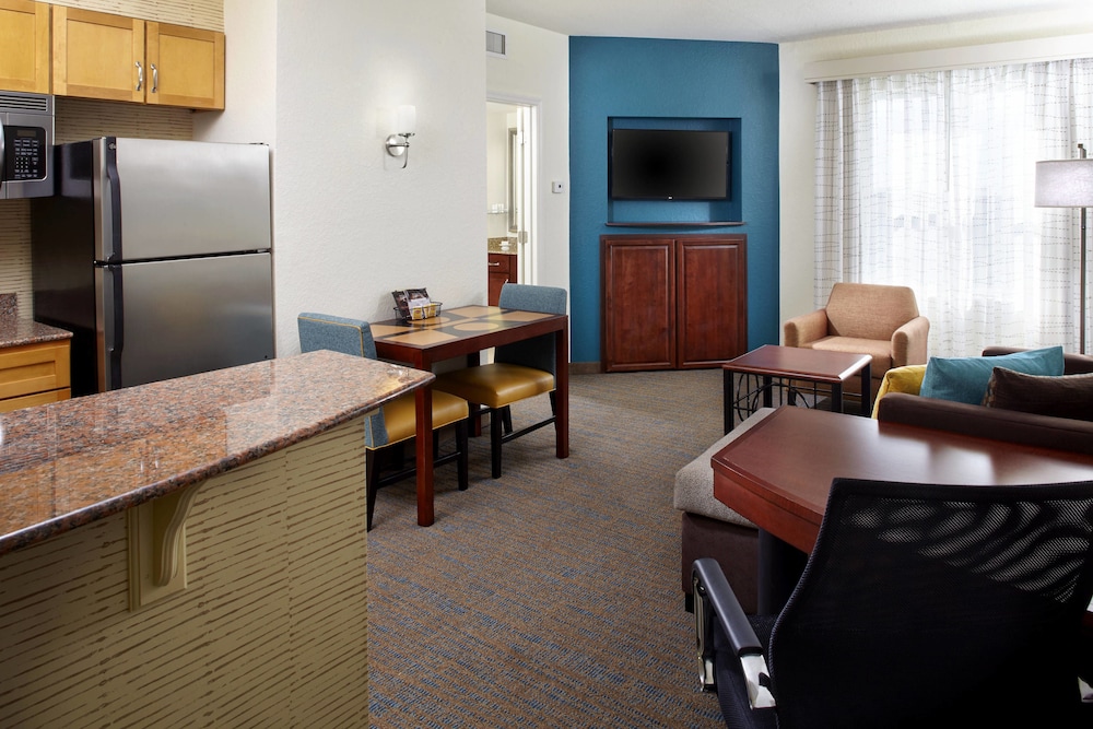 Suite, 1 Bedroom, Smoking - Photo 5