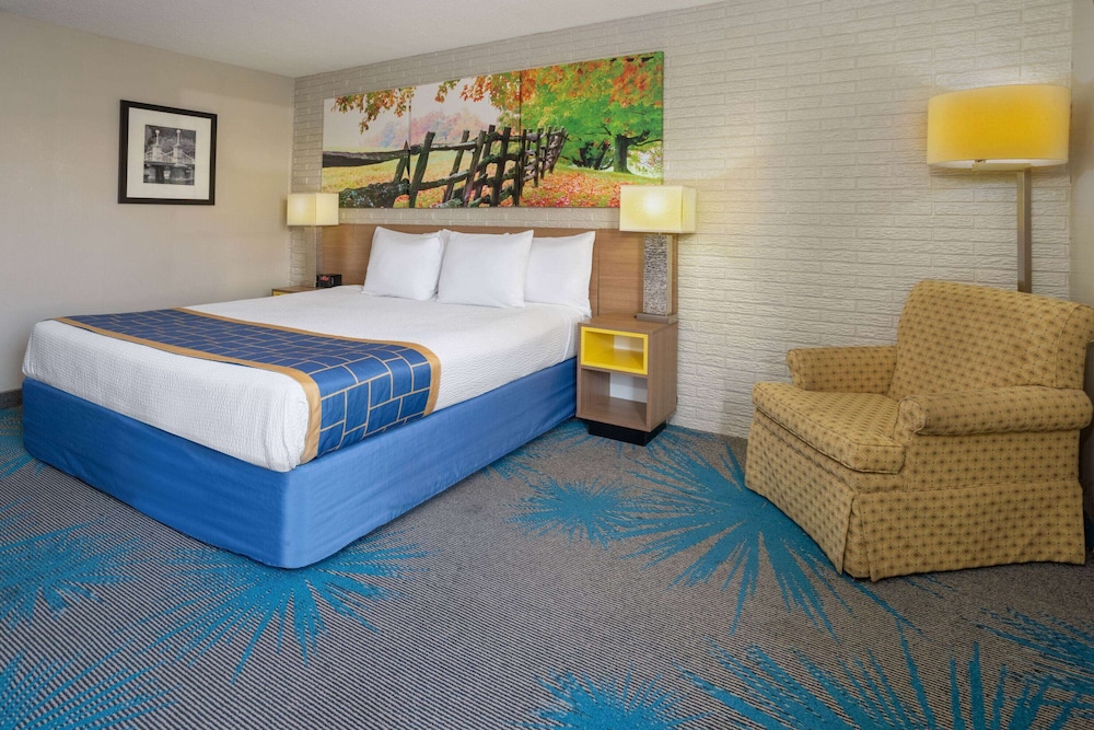 Room, 1 King Bed, Non Smoking - Photo 2