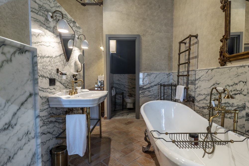 Premium Suite - Photo 19
