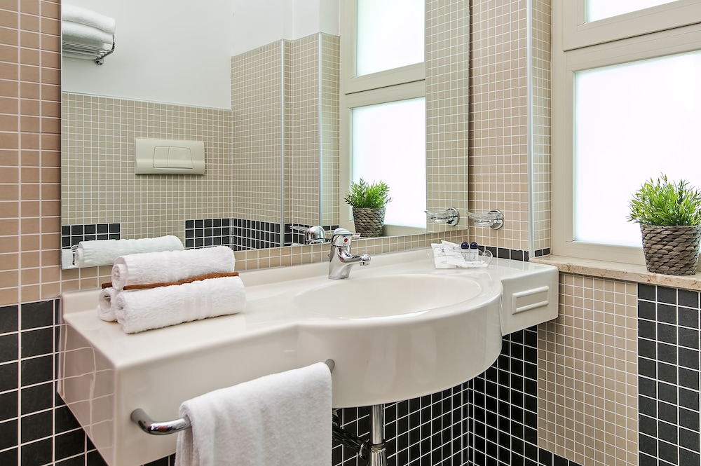 Superior Quadruple Room (with extra bed) - Photo 6