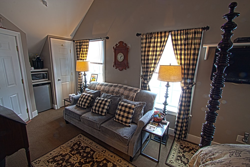 Comfort Studio Suite, 1 Queen Bed, Ensuite photo 3