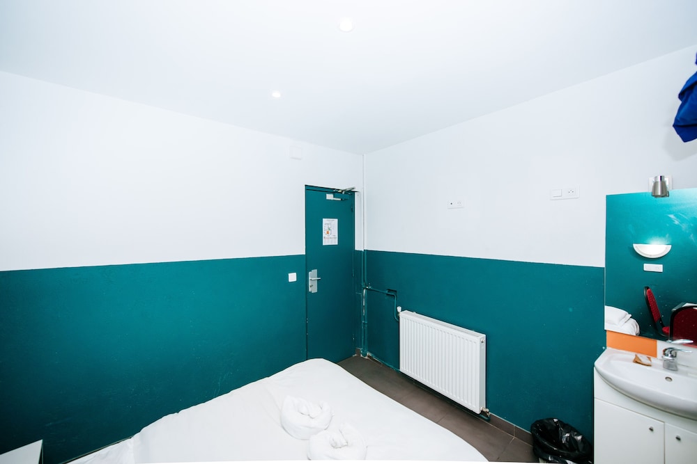 Single Room, 1 Double Bed, Shared Bathroom photo 3