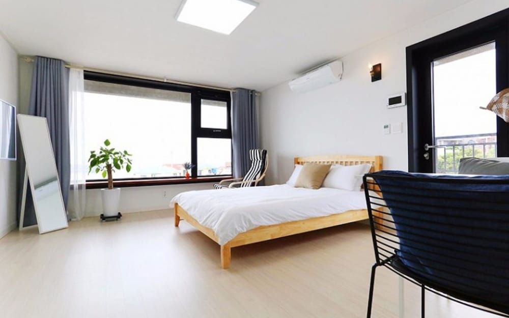 Room (Room 304)