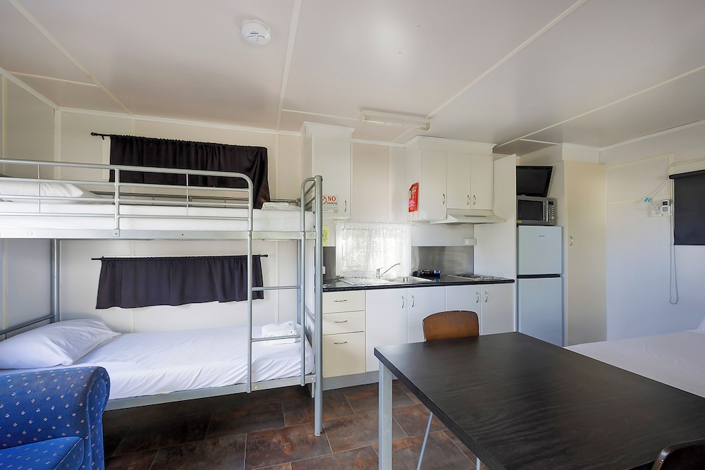 Economy Cabin - Sleeps 4 (with ensuite) photo 1