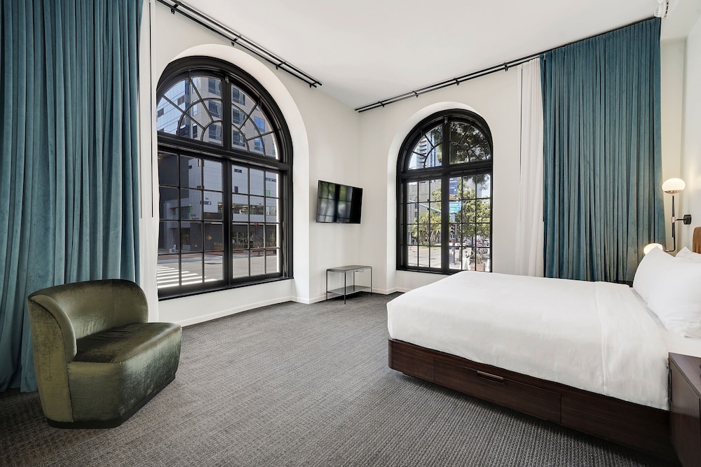 Guild City Level Loft, Larger Guest Room, 1 King, Street View - Photo 3