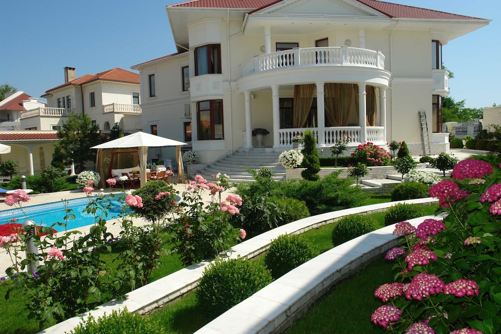 Grand Villa photo 2
