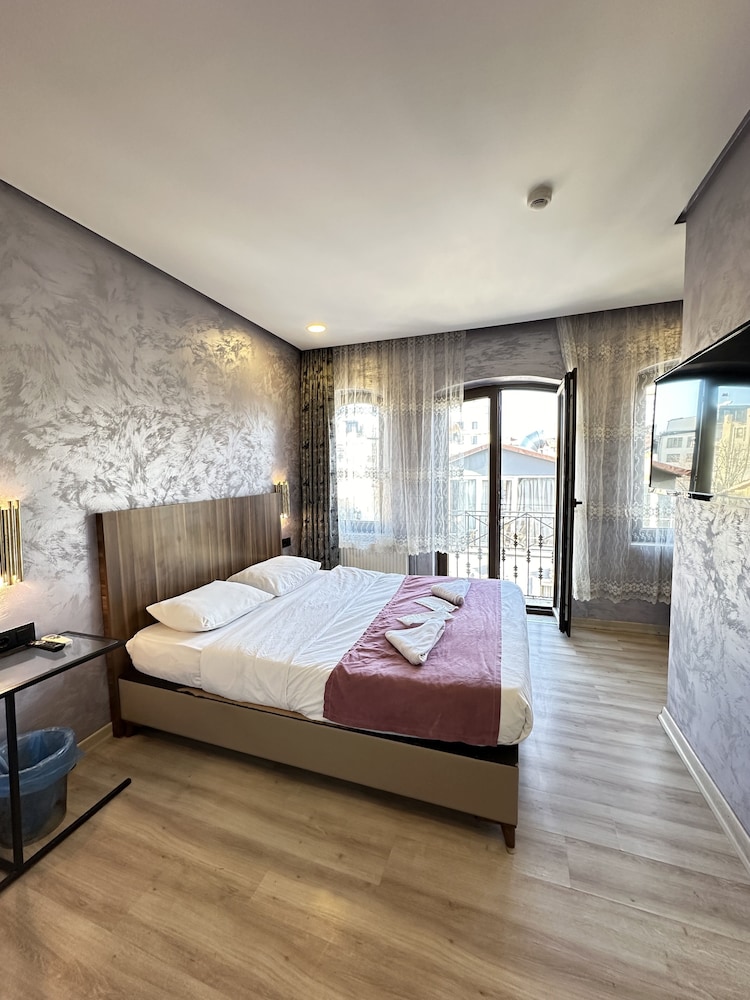 Superior Studio Suite, City View photo 3