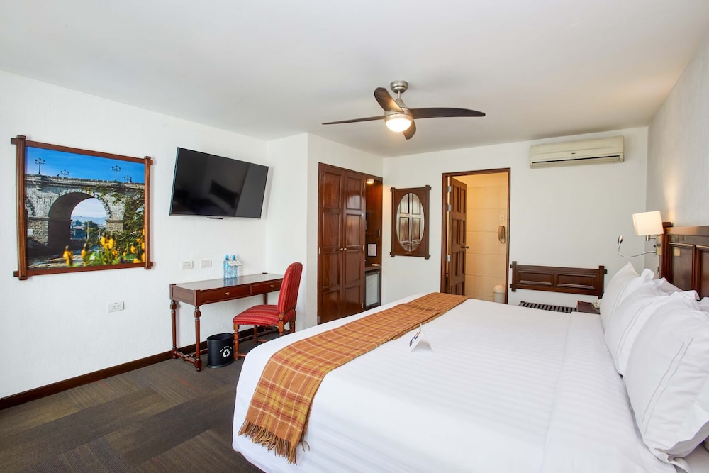 Superior Room, 1 King Bed - Photo 3