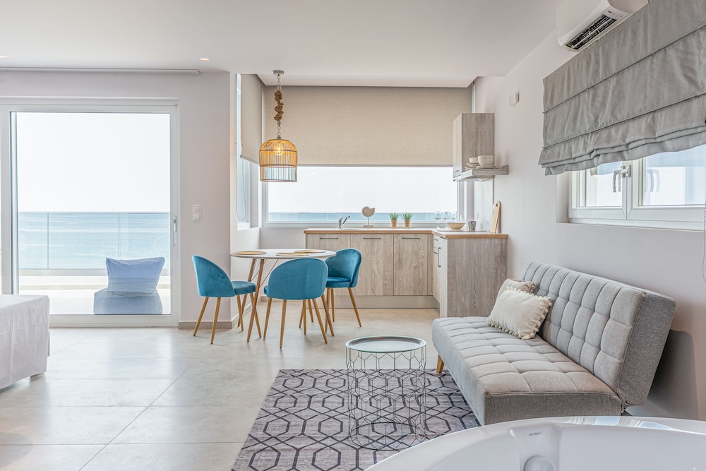 Studio Suite, Sea View