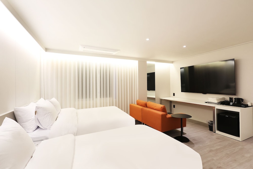Family Suite, Multiple Beds, Non Smoking, Private Bathroom