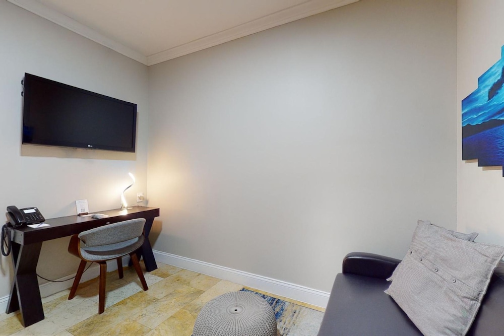 Executive Suite, 1 Bedroom, Kitchen - Photo 5