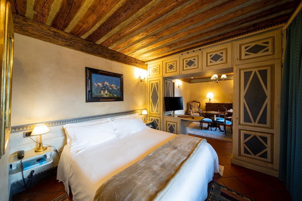 Deluxe Suite, Non Smoking, Mountain View - Photo 1